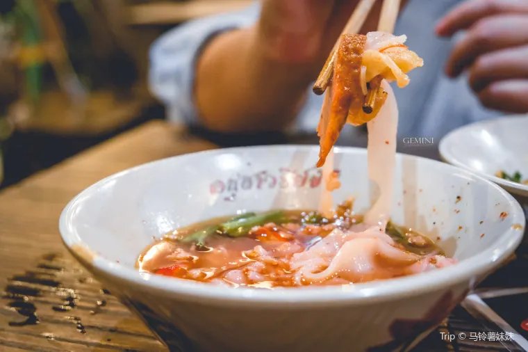 Baan Kuay Tiew Ruathon, Victory Monument