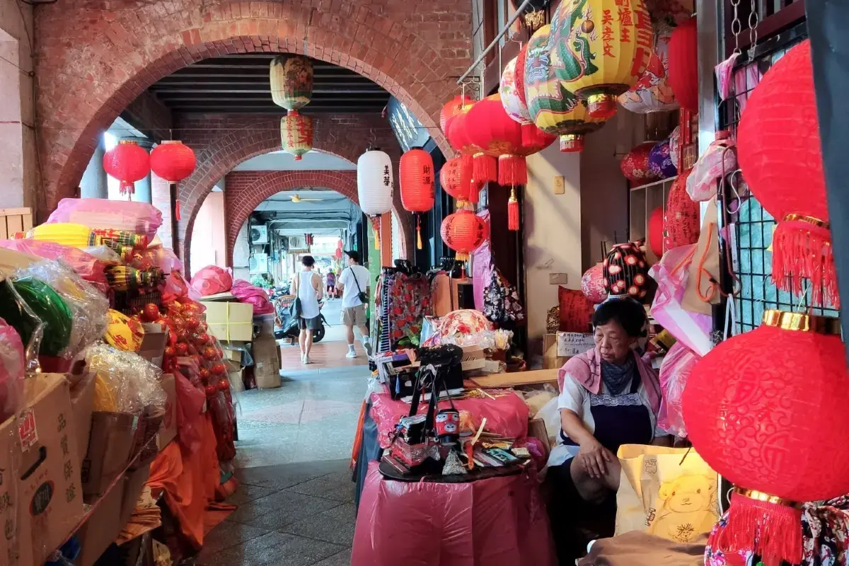 shops along Dihua Street
