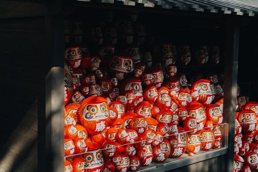 ตุ๊กตาดารุมะสีแดงที่วัดคัตสึโอจิ