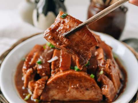 หมูสามชั้นเผือกหลี่ผู่ (Lipu Taro Braised Pork Belly)