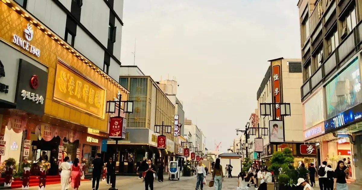 Comercios y peatones en la calle comercial Guanqian Street de Suzhou.