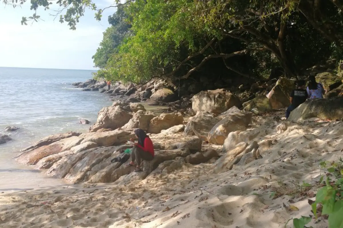 Sandy beaches with lots of trees for shade