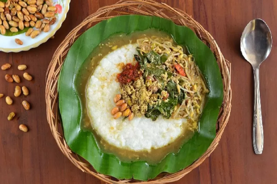 A bowl of nasi tepeng