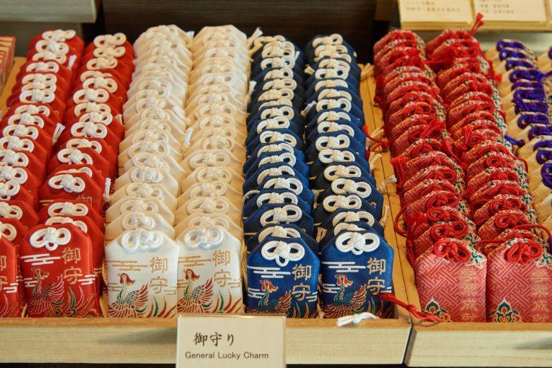 สิ่งของนำโชคที่ต้องซื้อ: เครื่องรางและใบเซียมซี