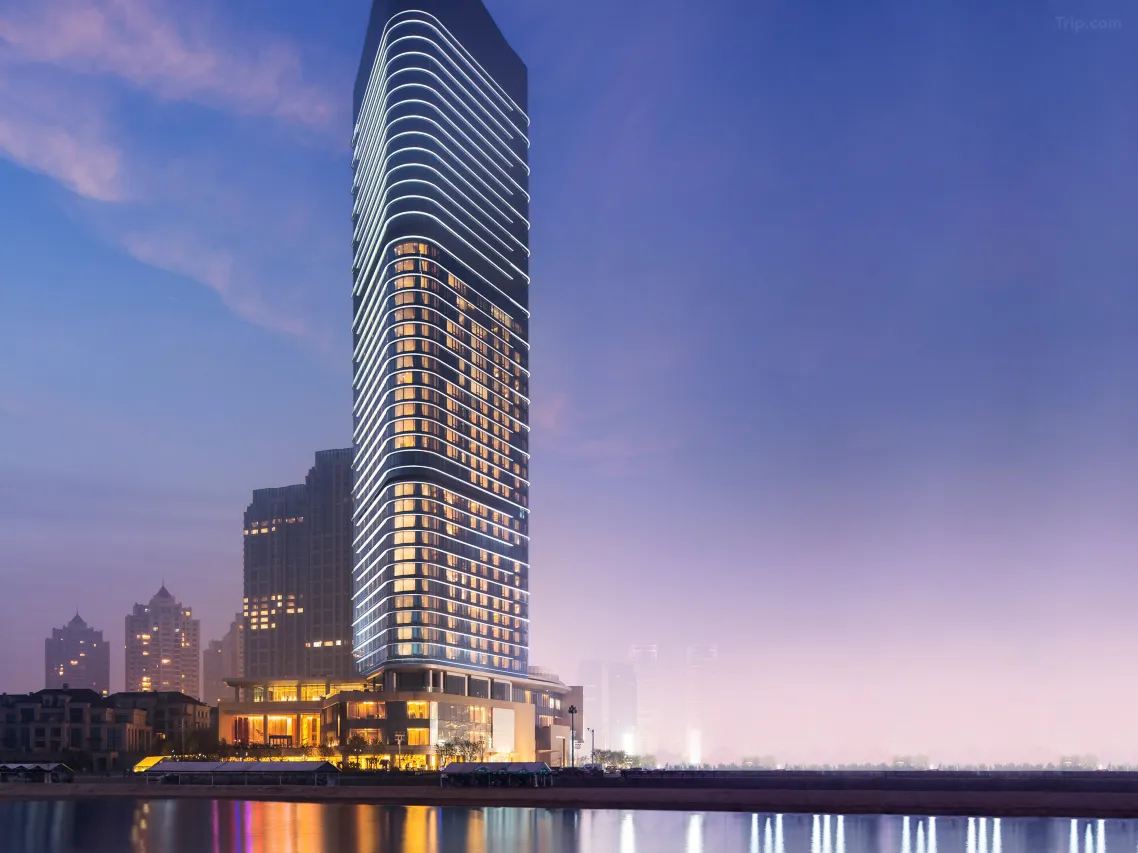ด้านหน้าของโรงแรม Grand Hyatt Dalian ที่ติดริมทะเล