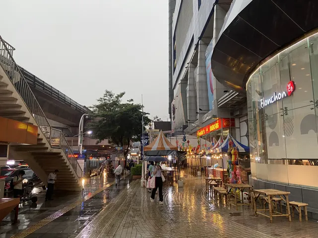 ศูนย์การค้าเซ็นจูรี่ เดอะมูฟวี่ พลาซ่า