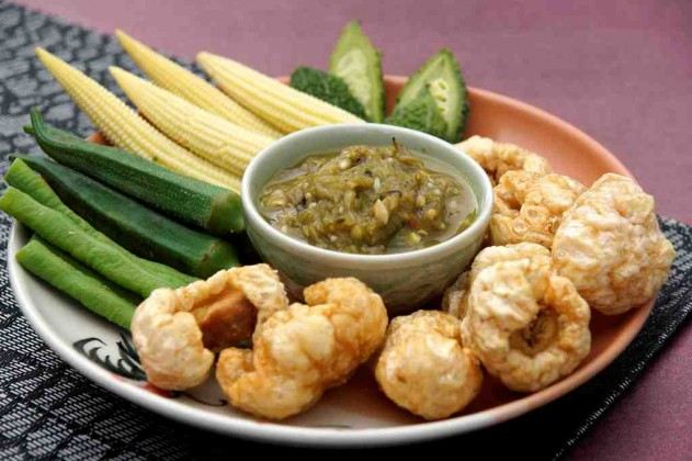แคบหมูและน้ำพริกหนุ่ม - ของฝากเชียงใหม่