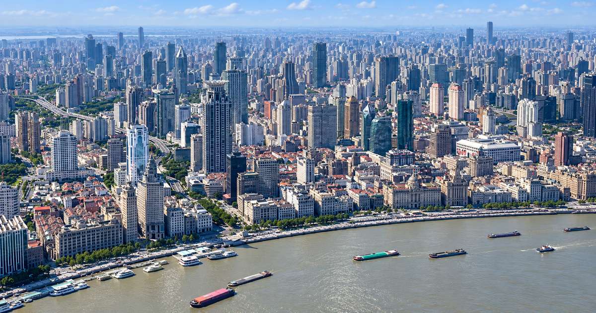 Rio Huangpu e margem do Bund vistos do observatório da Torre de Xangai em um dia claro