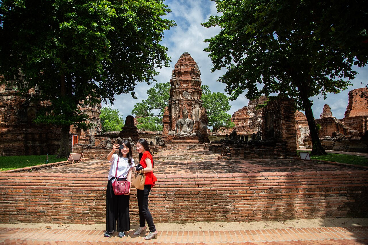 A couple of tourist taking photos in front of the temples in Bangkok