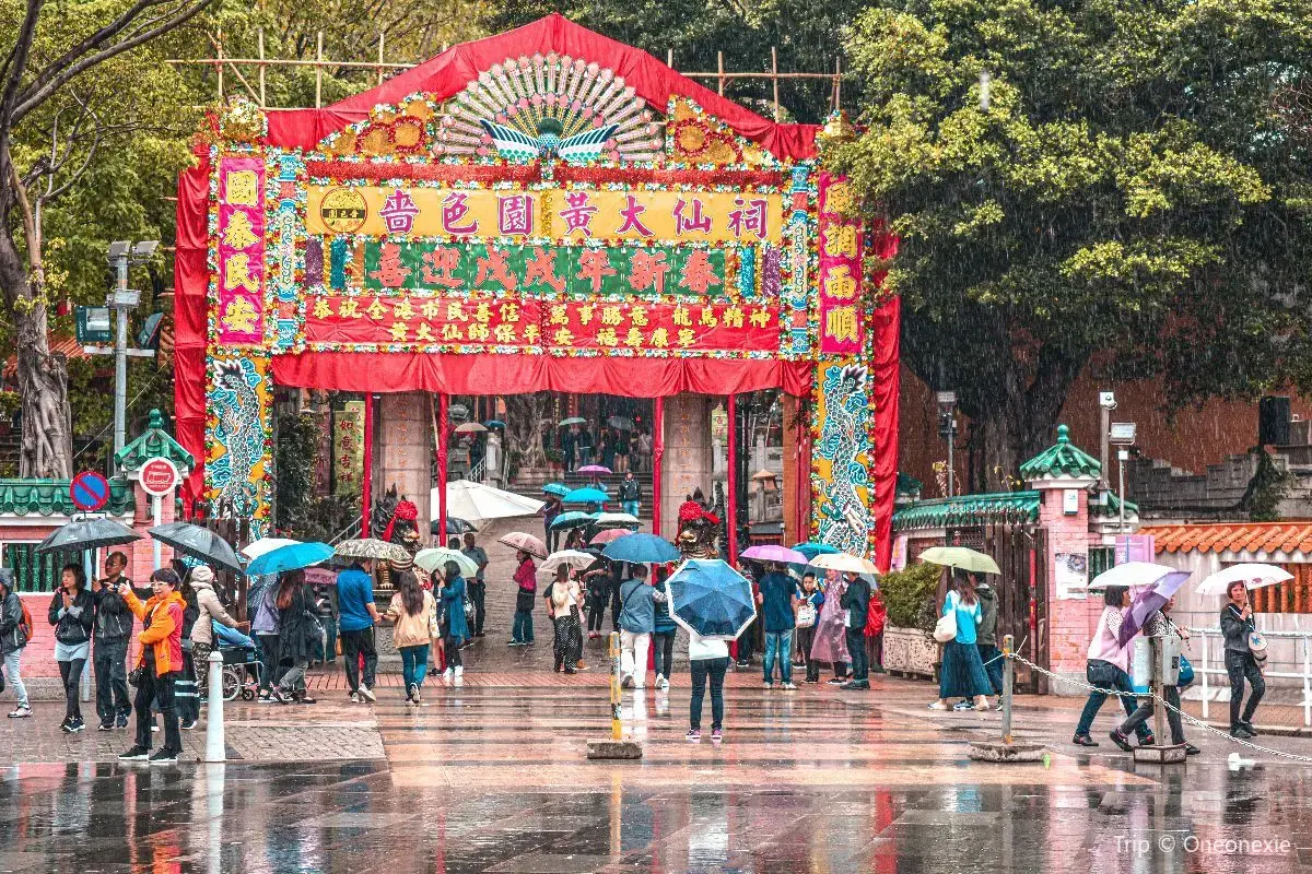 scene at Sik Sik Yuen Wong Tai Sin Temple