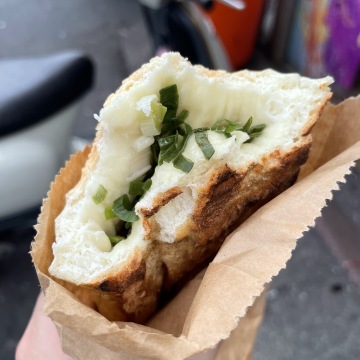 ร้านซาลาเปาอบโอ่งและขนมปังต้นหอม Dalong