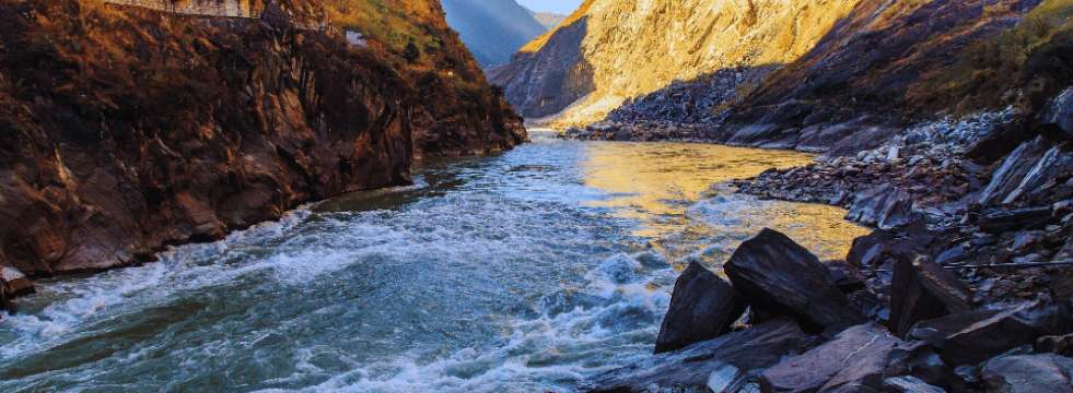 Ein Wasserfall in der Berglandschaft der Tigerrachen-Schlucht, einer der beeindruckendsten Wanderrouten Chinas.