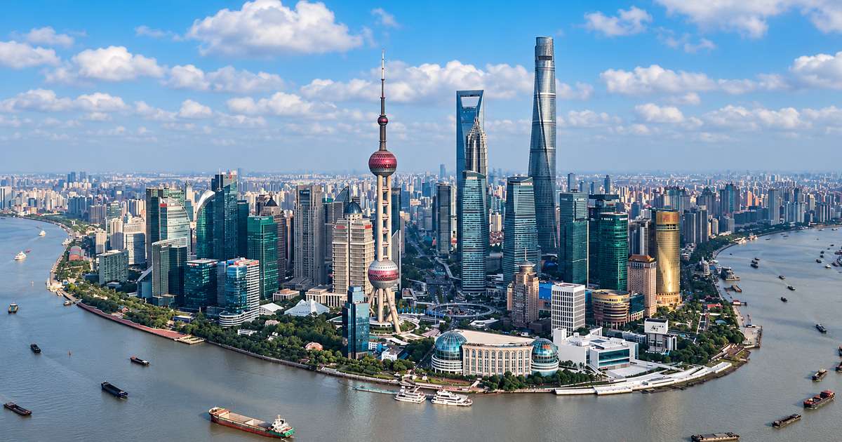 Pérola Oriental e Torre de Xangai no conjunto de arranha-céus de Lujiazui