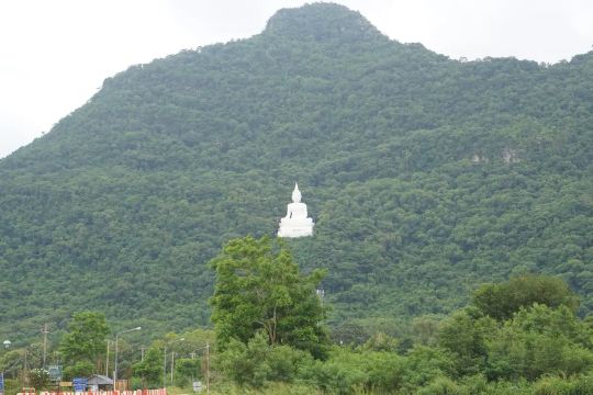 วัดเทพพิทักษ์ปุณณาราม (วัดพระขาว) – พระพุทธรูปยักษ์บนยอดเขาปากช่อง