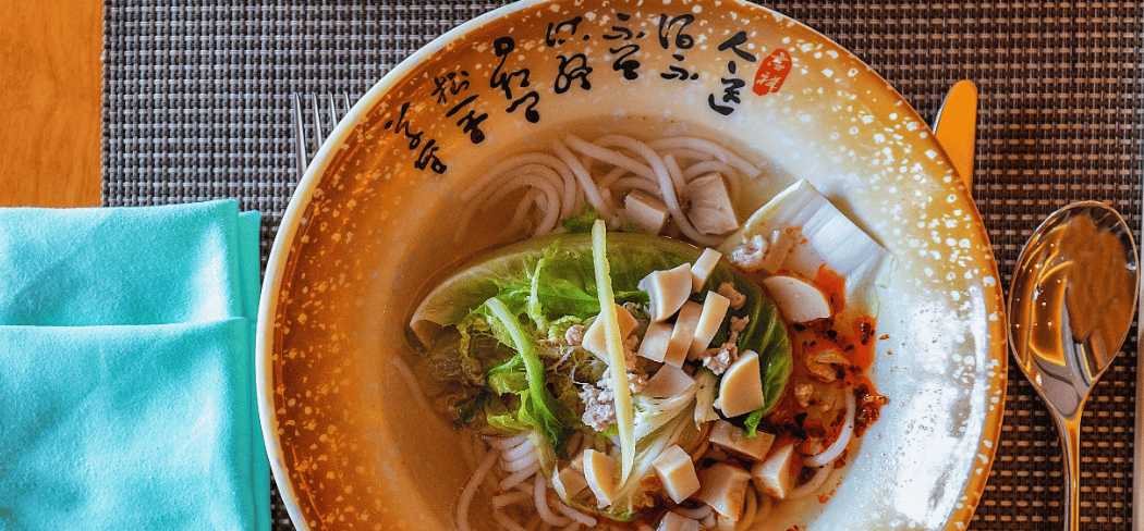Sopa de fideos de arroz estilo Guilin servida con verduras frescas, carne y caldo ligero tradicional
