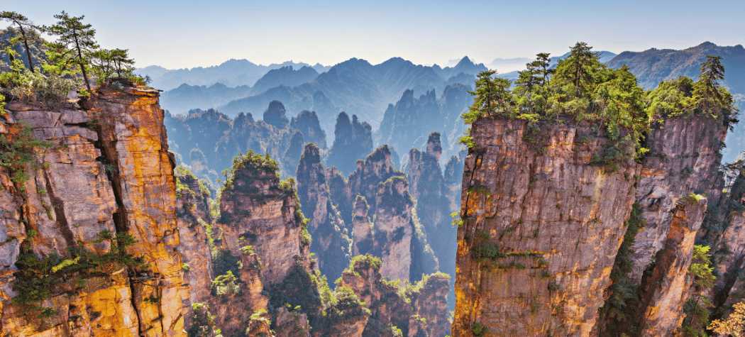 Sandsteinsäulen des Zhangjiajie-Nationalwaldparks, eine der ikonischsten Landschaften Chinas