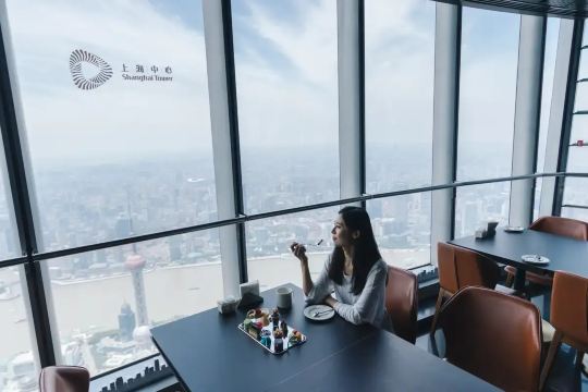 เซี่ยงไฮ้ทาวเวอร์ vs หอไข่มุกตะวันออก 2569: เลือกที่ไหนดี วิวไหนสวยกว่า? | Trip.com