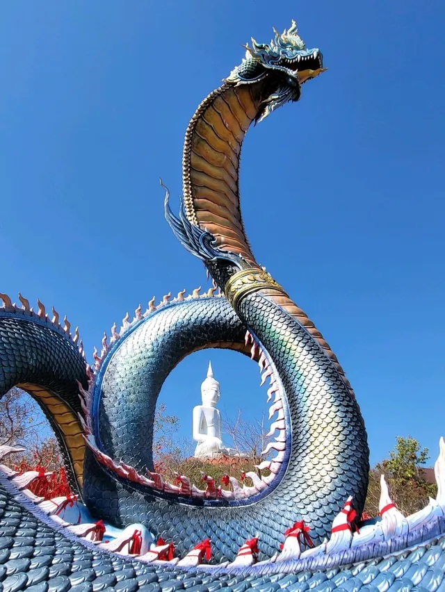 องค์พญาศรีมุกดามหามุนีนีลปาลนาคราช วัดรอยพระพุทธบาทภูมโนรมย์ หรือ วัดภูมโนรมย์ จังหวัดมุกดาหาร