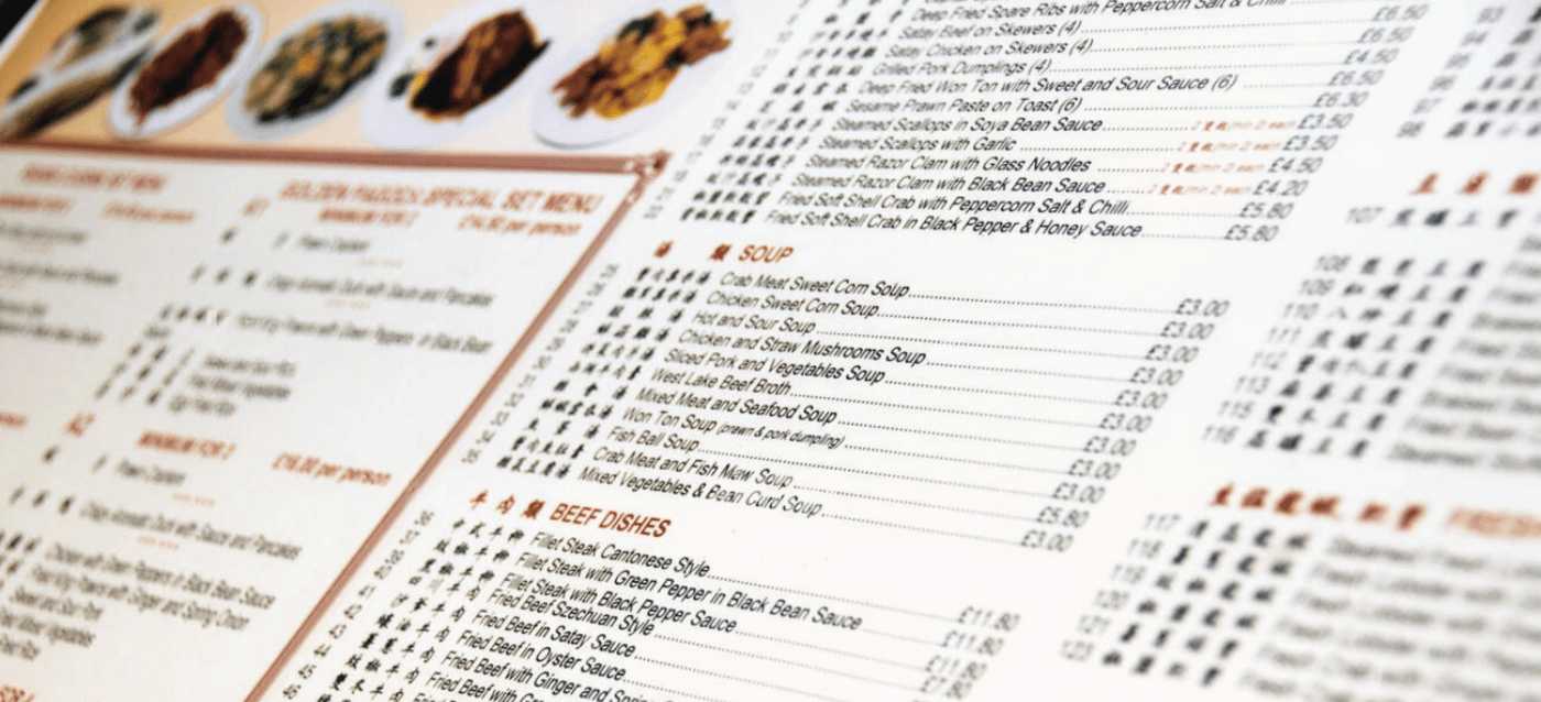 Menu de restaurant chinois proposant des plats traditionnels, des prix et des sections comme les soupes et les viandes, le tout dans un design typiquement asiatique