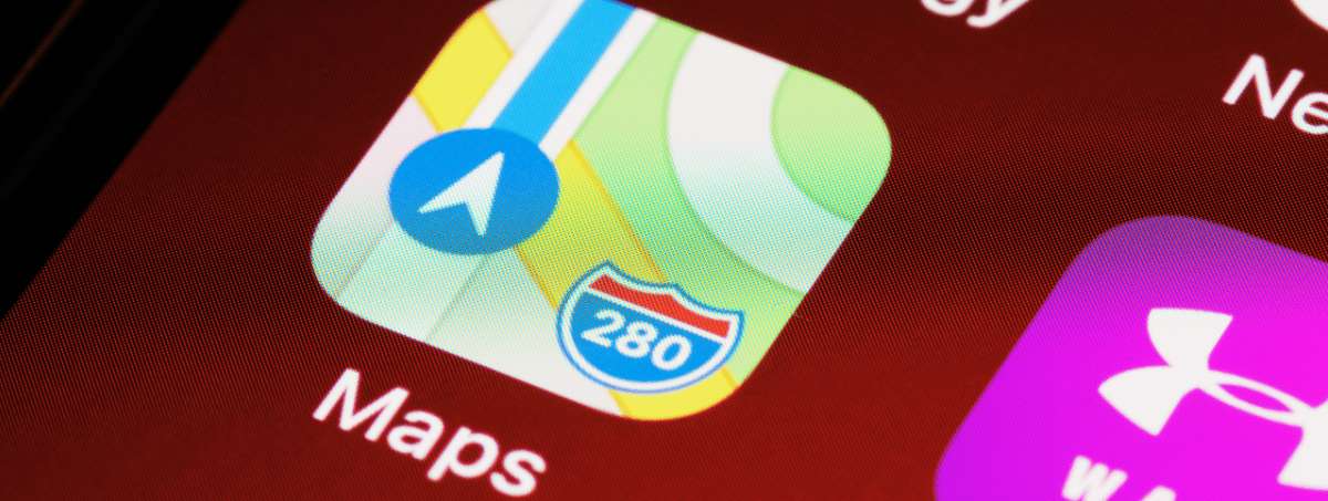 Handydisplay mit geöffneter Karten-App, die die Navigation und Route auf einer digitalen Benutzeroberfläche anzeigt