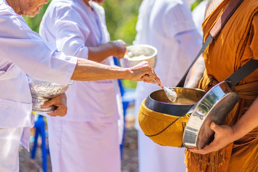 การตักบาตร ทำบุญ และฟังพระธรรมเทศนา