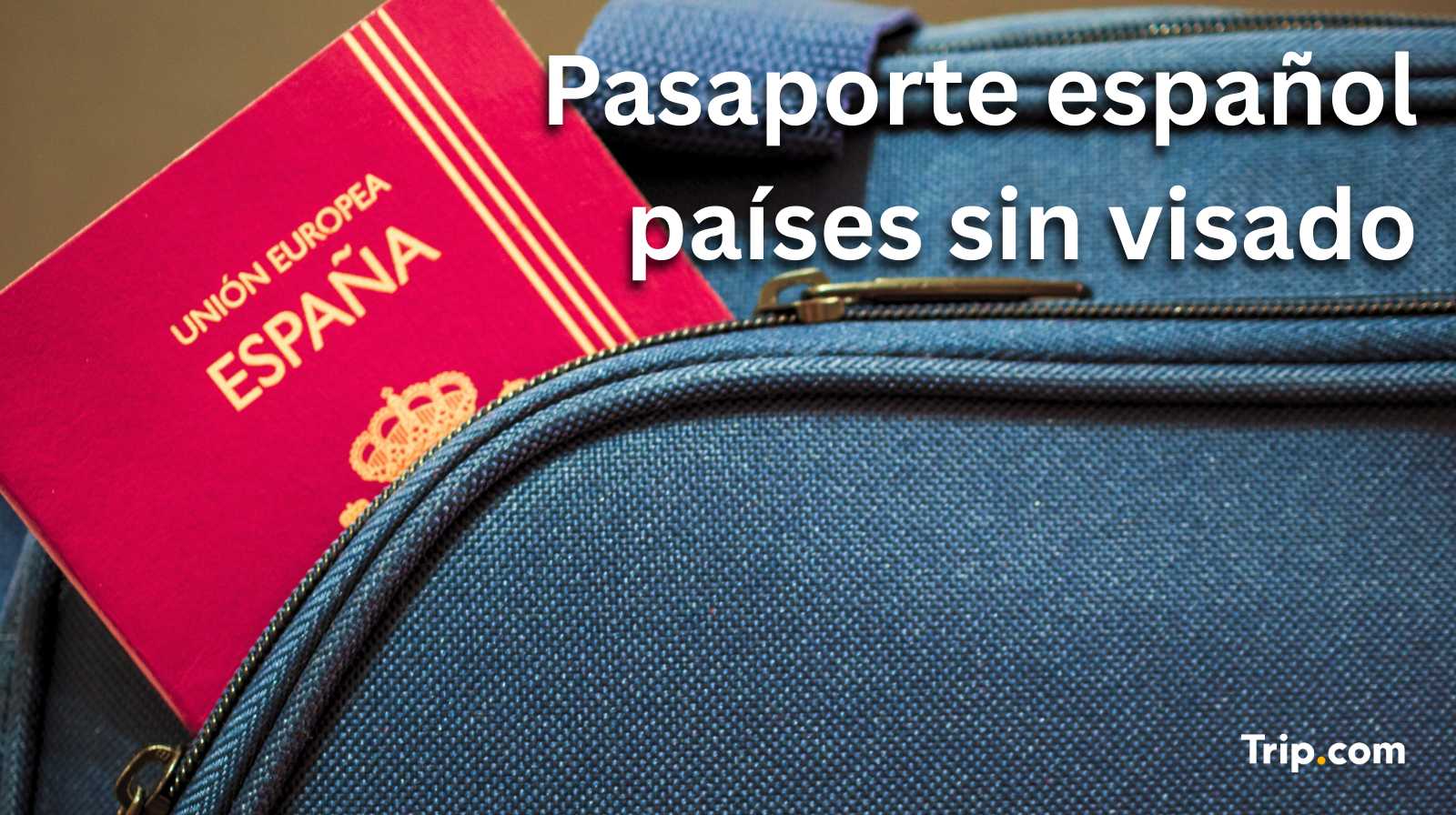Pasaporte español sobresaliendo de una mochila de viaje con el texto países sin visado