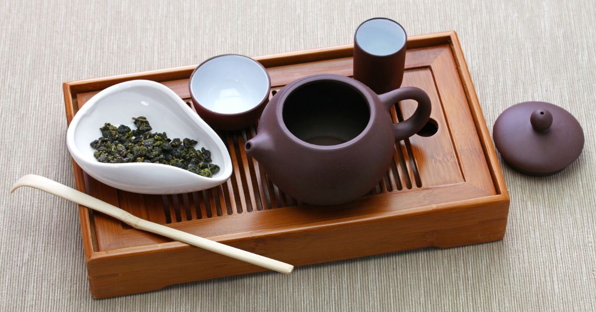 Juego de té tradicional taiwanés compuesto por tetera y pequeñas tazas de cerámica