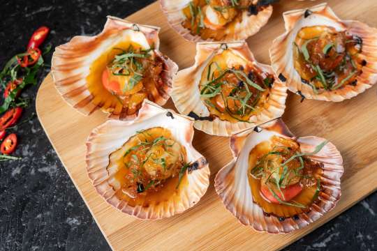 หอยเชลล์ย่างกระเทียม (Grilled Scallops)