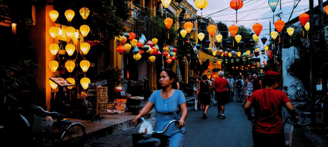 Rue illuminée par des lanternes traditionnelles dans la vieille ville de Hoi An à la tombée de la nuit