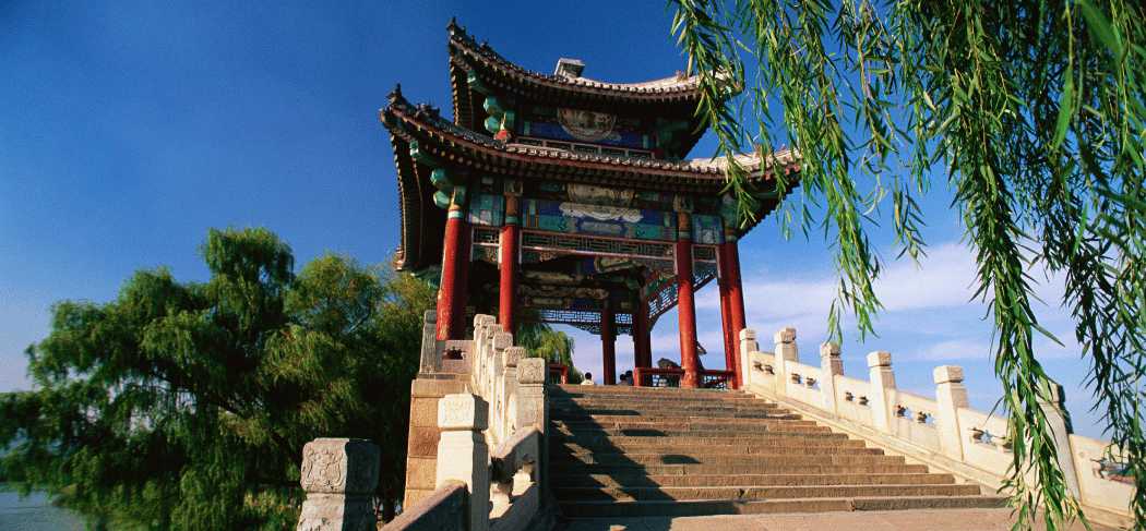 Pabellón tradicional chino junto al lago en un parque urbano de Kunming