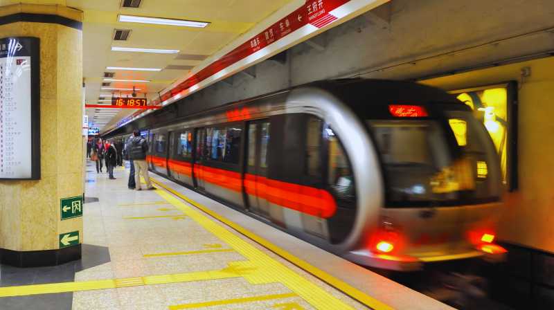 Banchina della metropolitana di Pechino con un treno in arrivo in stazione