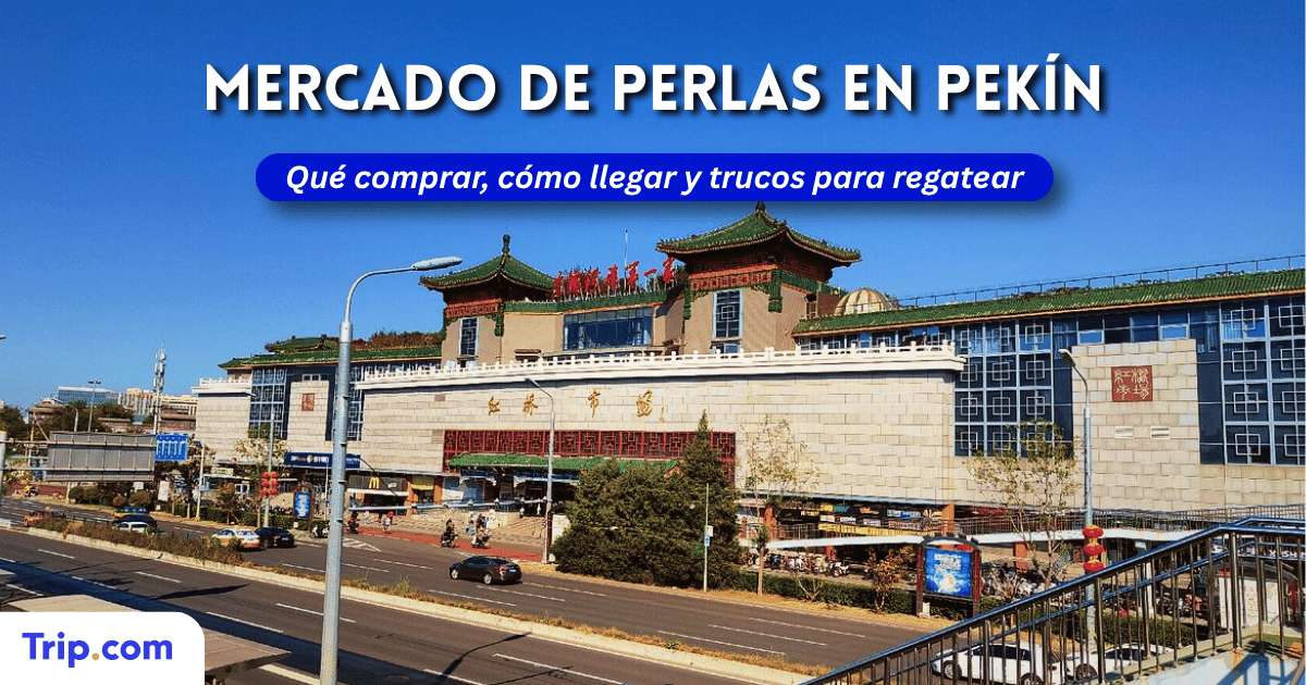 Fachada del Mercado de Perlas Hongqiao en Pekín, con el texto "Qué comprar, cómo llegar y trucos para regatear