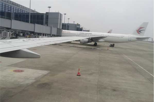 Flieger von China Eastern Airlines am Flughafen Shanghai SHA