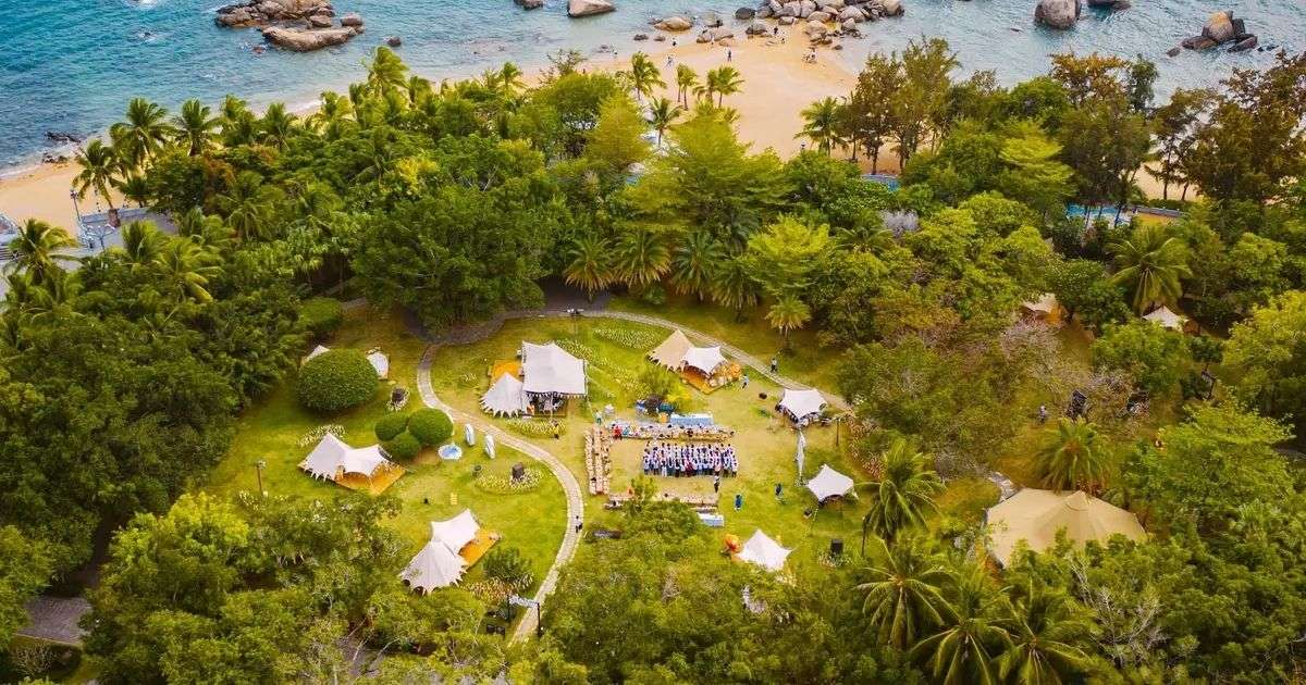 Vista aérea de los jardines tropicales y la zona costera de Tianya Haijiao, en Sanya.