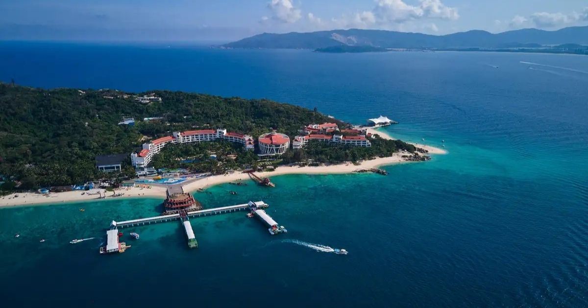 Vista aérea de la isla de Wuzhizhou, con sus playas, muelles y aguas turquesas.