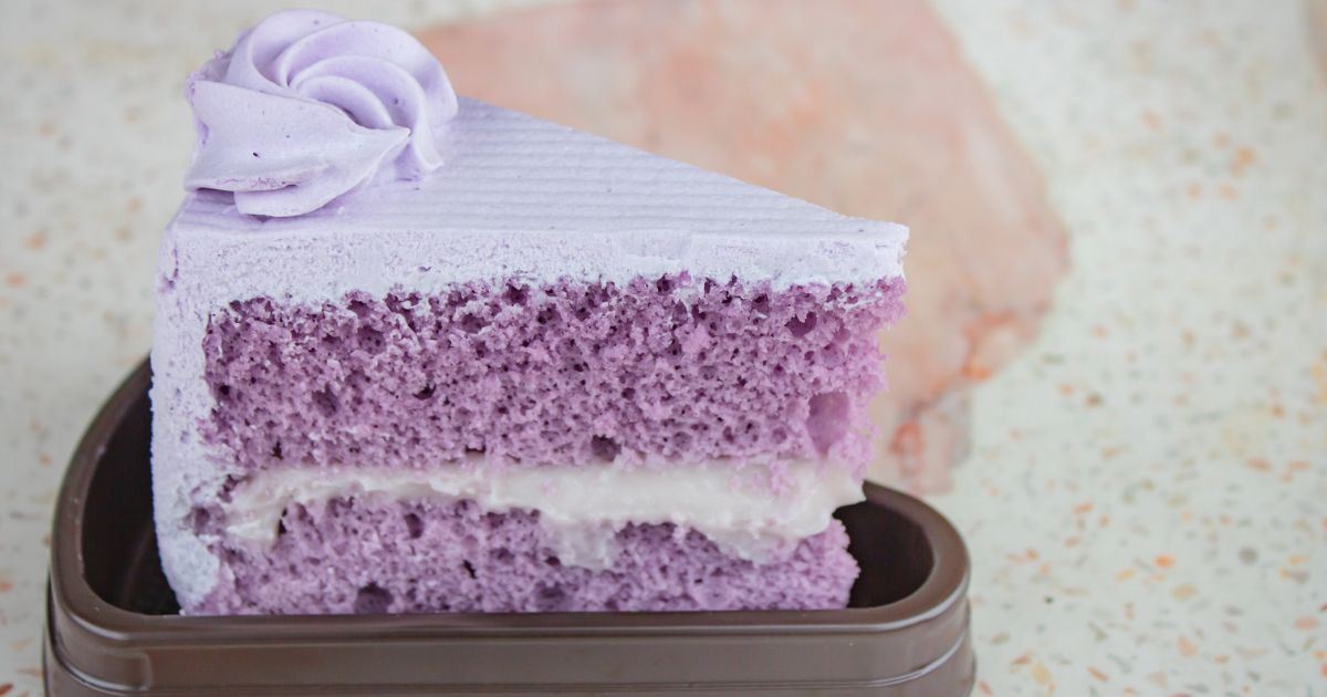 Porción de pastel de taro morado con capas de crema que puedes comprar en Taipéi