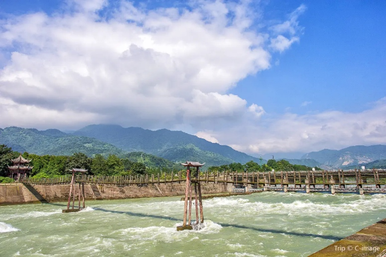 香港去成都高鐵, 成都景點, 都江堰