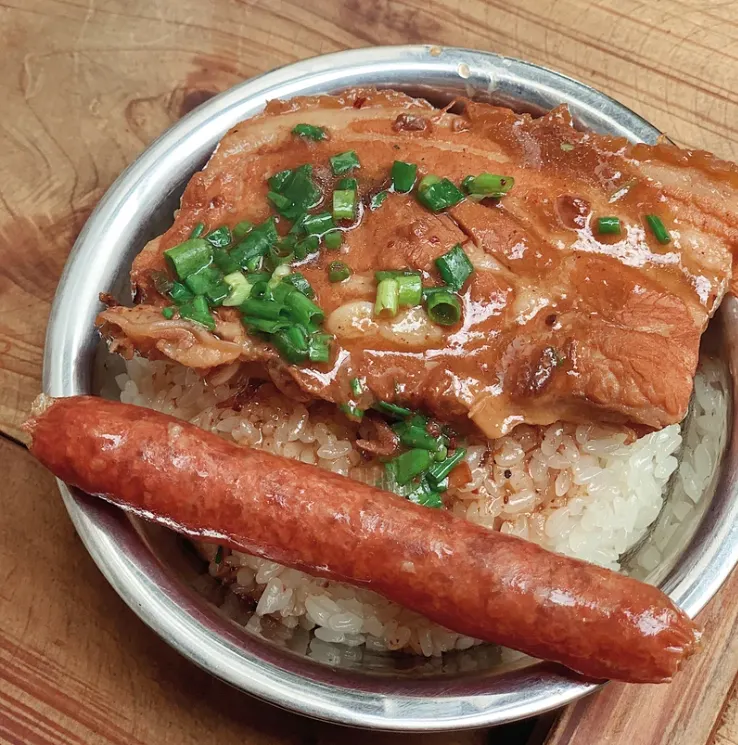 ข้าวเหนียวนึ่งกับหมูพะโล้