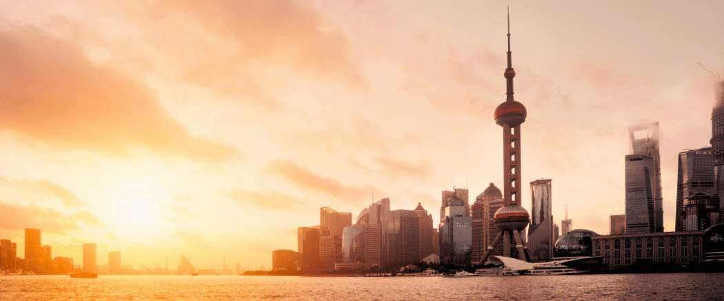 Skyline de Pudong durante el amanecer en Shanghái