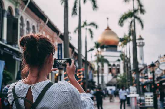 Como usar eSIM em viagem internacional sem perder seu número brasileiro. 