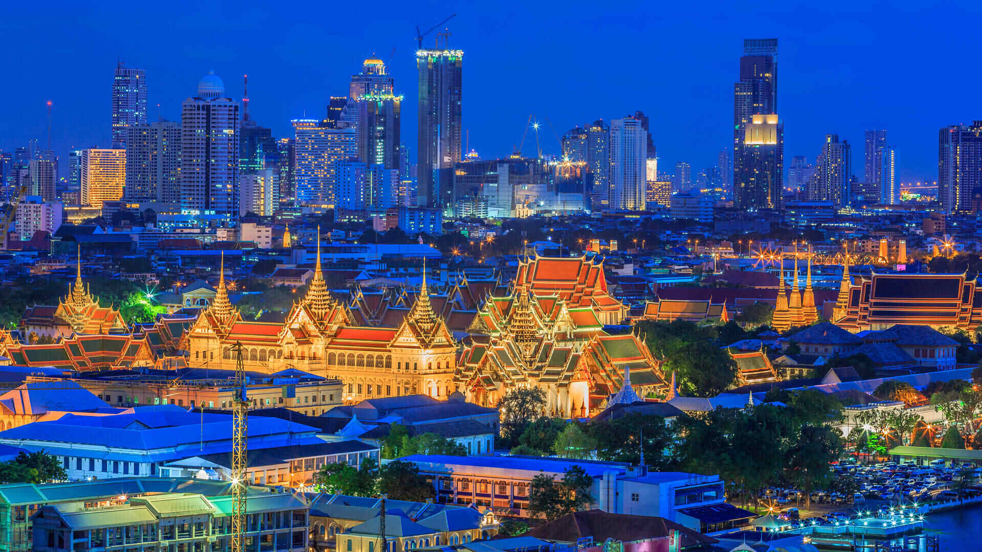 The beautiful and bright buzzing nightlife of Bangkok