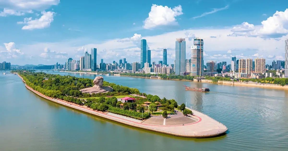 Escultura del joven Mao Zedong en la Isla Naranja de Changsha.