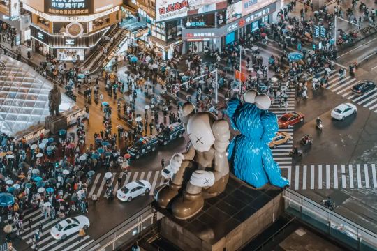  IFS 屋頂 KAWS 雕塑
