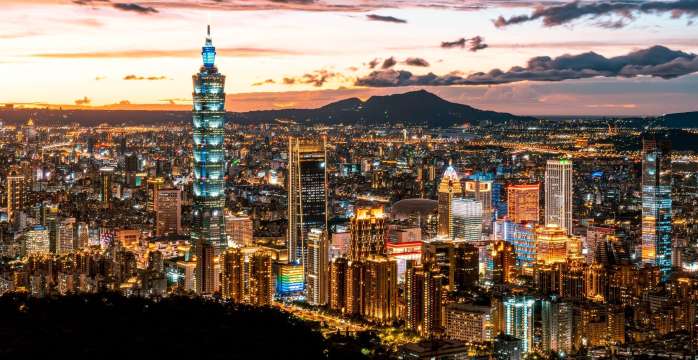 Vista panorámica de Taipéi con el rascacielos Taipei 101 al atardecer