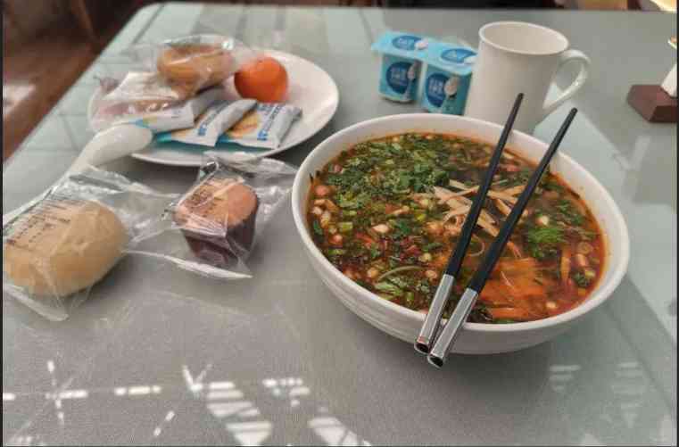 Plat traditionnel typique d'un salon à l'aéroport de Xi'an