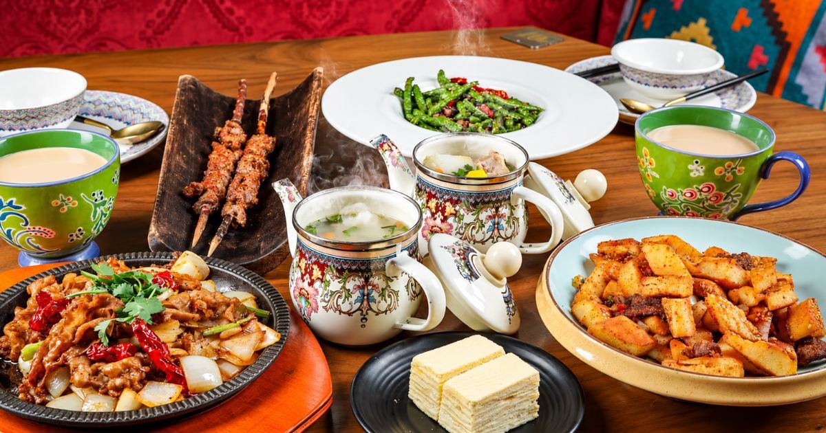 Gerichte der Halal-Küche aus Xinjiang, serviert im Restaurant Ye Li Xia Li in Shanghai