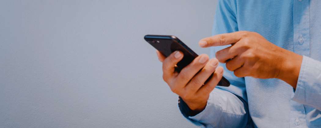 Persona utilizando el teléfono móvil para organizar un viaje por China