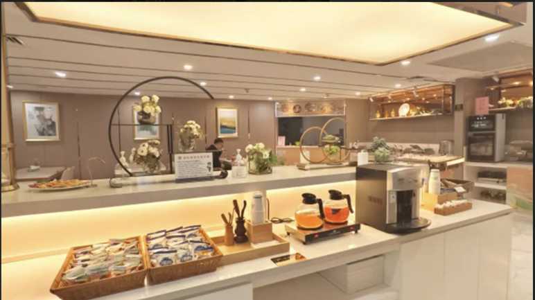 Buffet mit heißen Getränken in einer Lounge im Kunming Airport