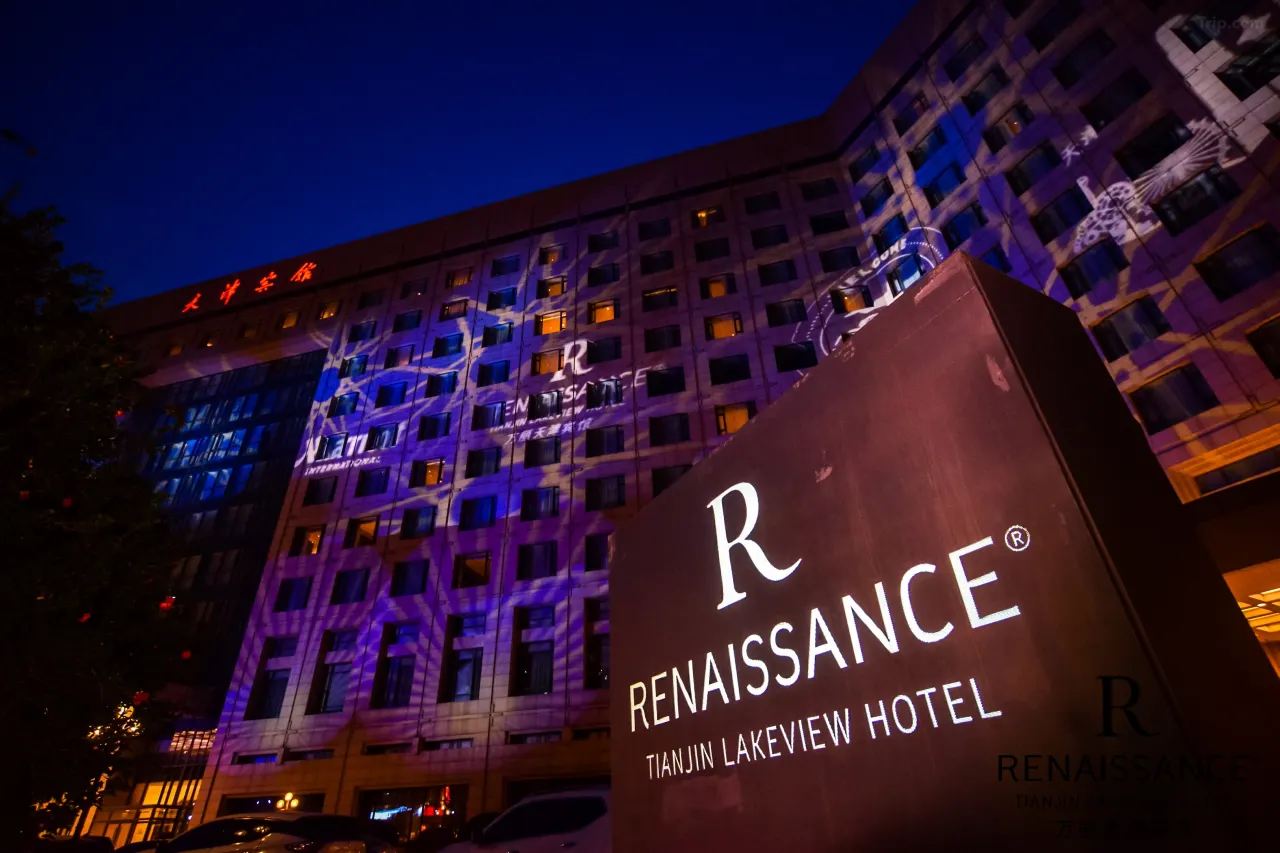 วิวกลางคืนด้านหน้าโรงแรม Renaissance Tianjin Lakeview Hotel