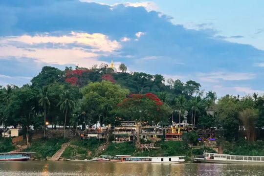 รวม 15 วัดในลาว 2569 สวยระดับโลก สายบุญ สายมู ห้ามพลาด | Trip.com